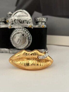 Schiaparelli Sexy Lips Rhinestone Buckle Open Ring (One Size)